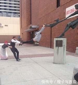 雕塑#如何与雕塑合影才能让人过目不忘?最厉害的还是咱中国人的创意