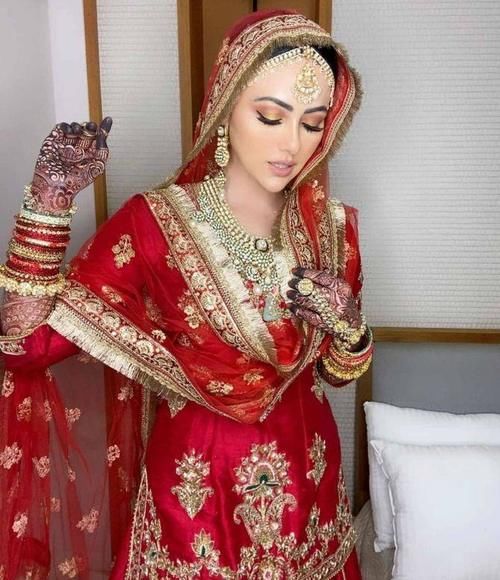  宝莱坞|宝莱坞女星萨娜?汗的婚纱照，lehenga透出中国红的喜庆