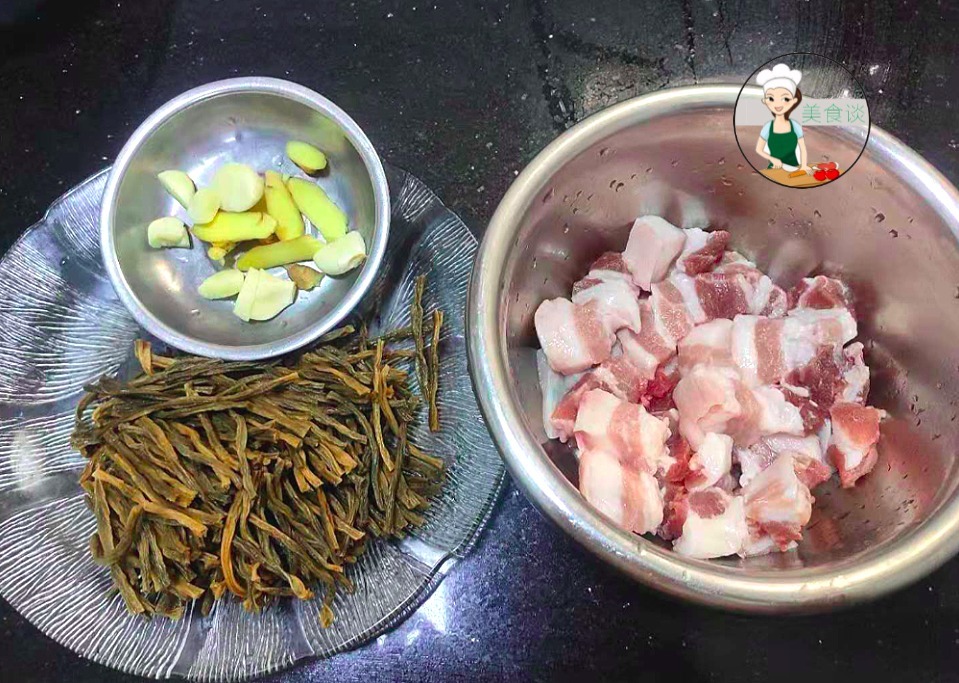 夏天此蔬菜多买点,晒干囤起来,泡一泡,切段焖五花肉,越嚼越香
