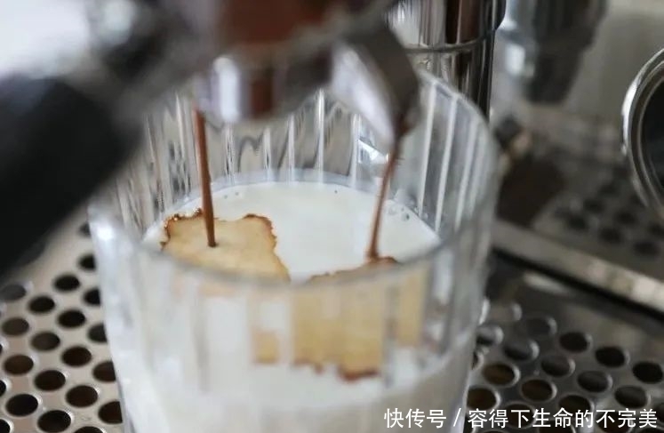 李雪琴:喝奶茶像吃大米饭?可年轻人就好这口“八宝粥”!