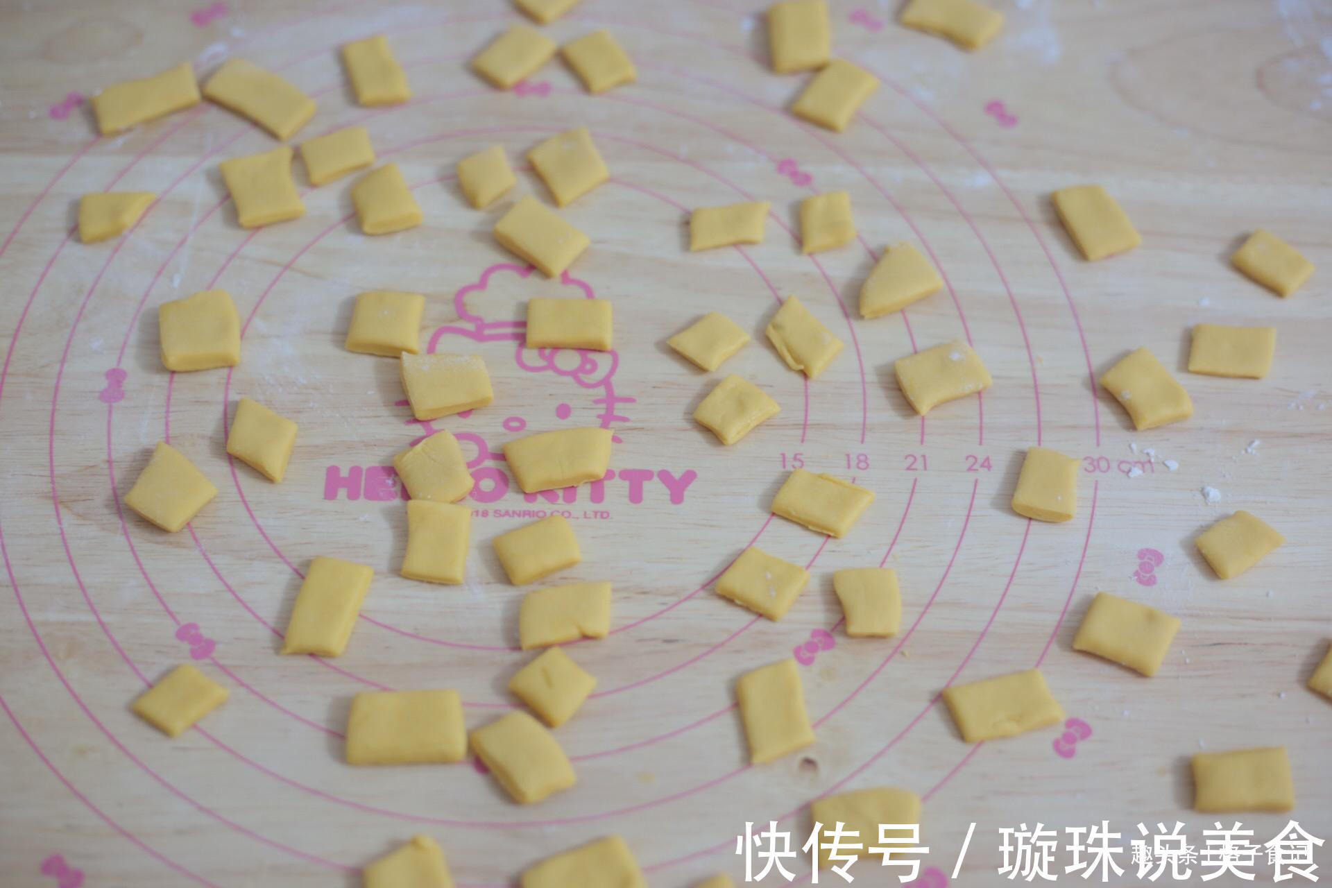 面粉里加点南瓜，不蒸不烤，出锅女儿抢着吃，太香了，好吃不上火