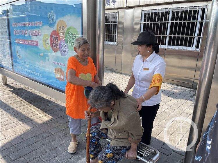 老婆婆|高二学生背困难老人寻帮助 走着走着老人突然昏迷了