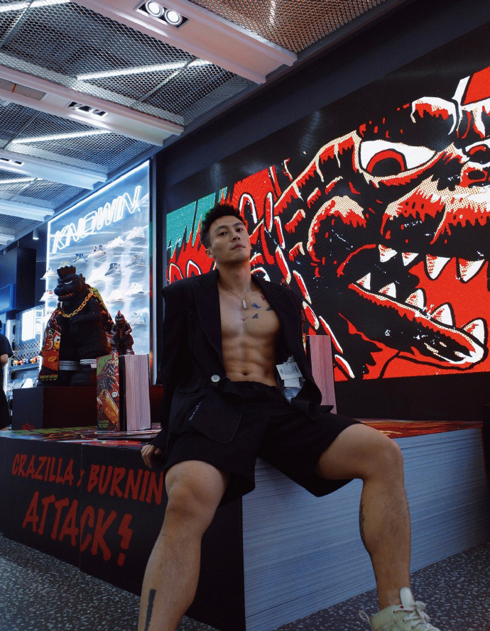 名媛|拥有漂亮公狗腰的肌肉名媛, 健身房就是大熔炉, 小长假坚持训练!