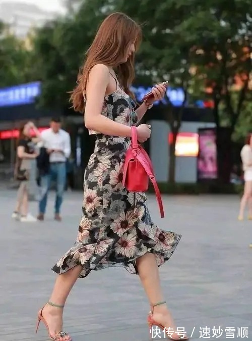 性感|青粉色大花裙，时尚简约又性感，少女感满满