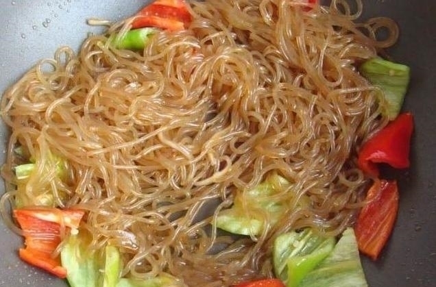 粉条一炒就成团?那是因为你只会傻焯水!多加这步,粉条根根分明