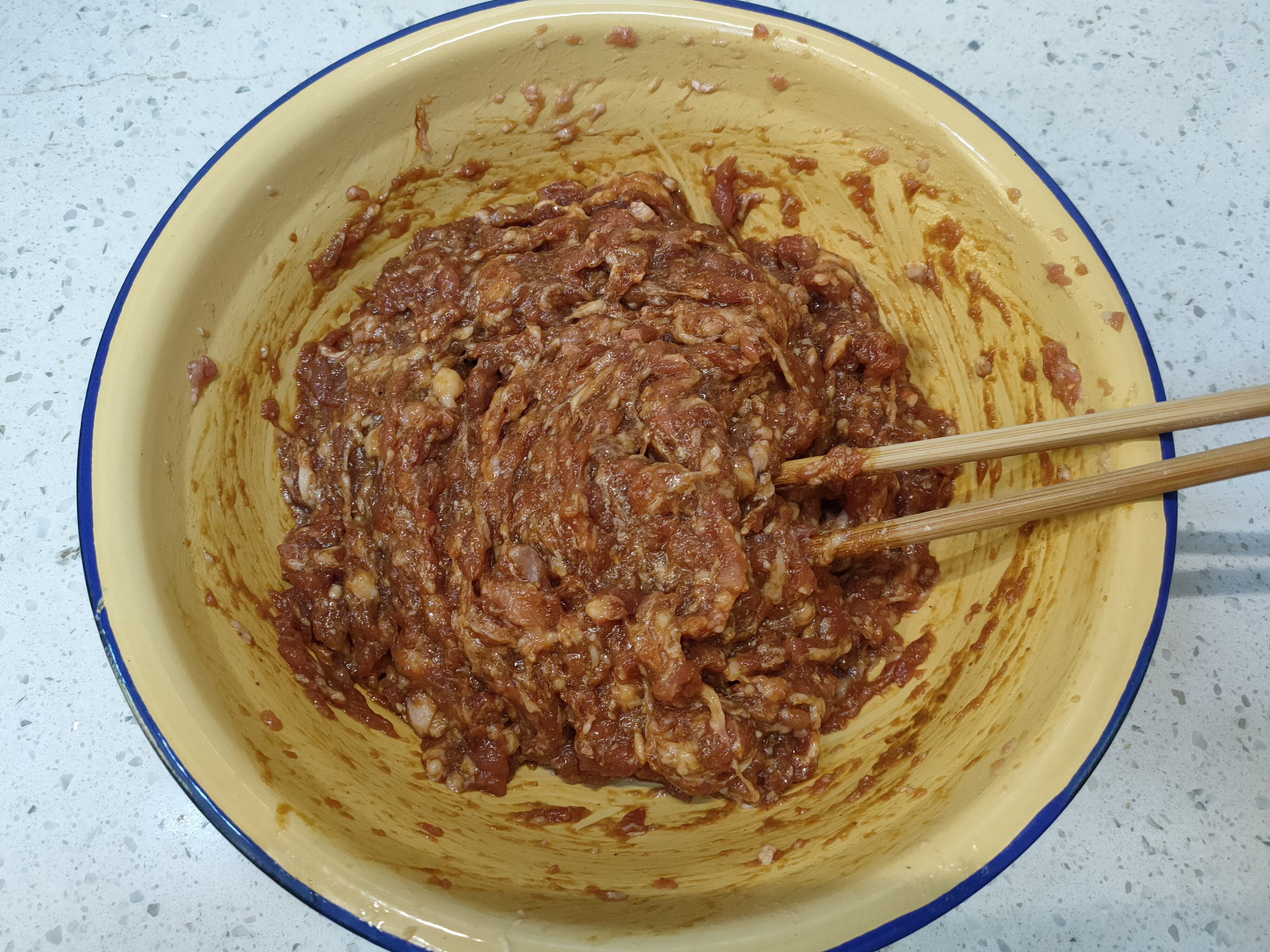 调饺子馅时，先放盐还是先放油不少人搞错了，难怪不鲜嫩不好吃！