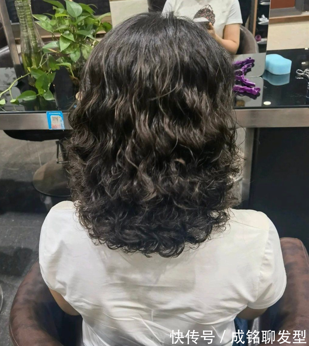 洋气|60岁女人烫什么发型好看?这9款时髦洋气卷发,端庄大气又减龄