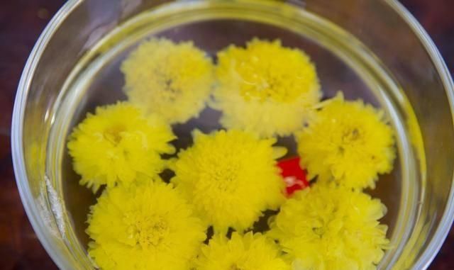  肩背疼痛|吸烟者：身体若出现3处'疼痛'，可能肺已受损，劝你早点戒烟