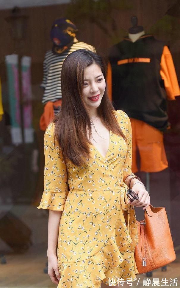 知性派 黄色碎花连衣裙搭配高跟鞋, 知性女人的可爱俏皮, 怎么看都别扭