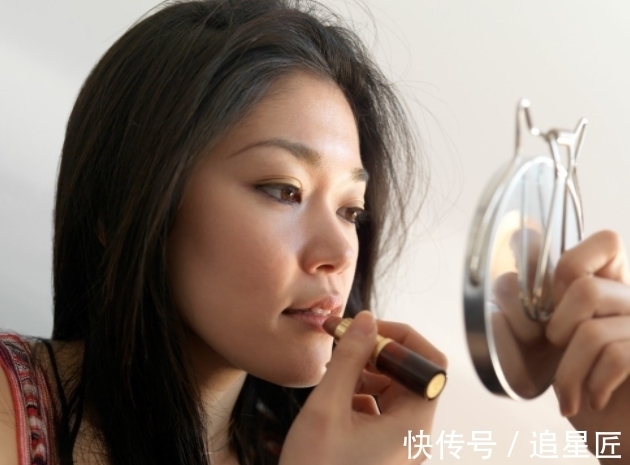 身体|经常涂口红的女人,若“误食口红”身体或许悄悄发生3个变化!