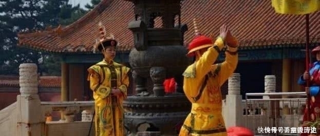 康熙帝在孔子墓前迟迟不跪,大臣用黄布遮住1个字,他乖乖跪拜