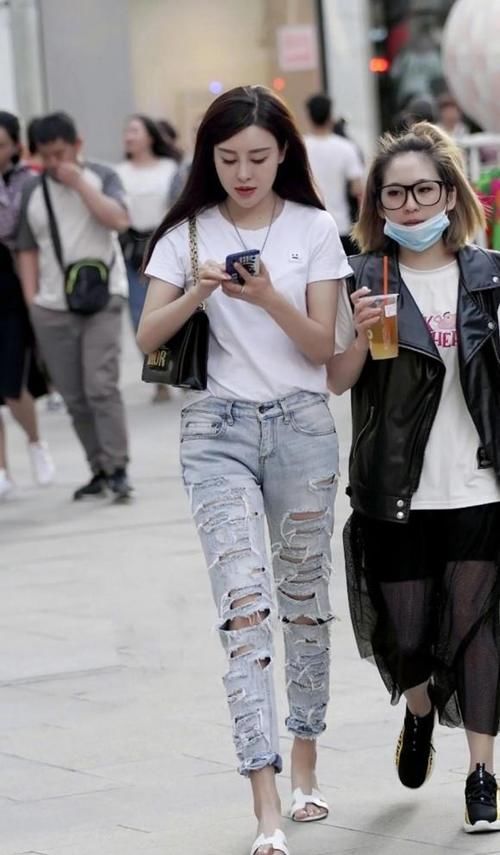 别致的破洞牛仔裤，穿出个性的唯美，美的时尚有格调