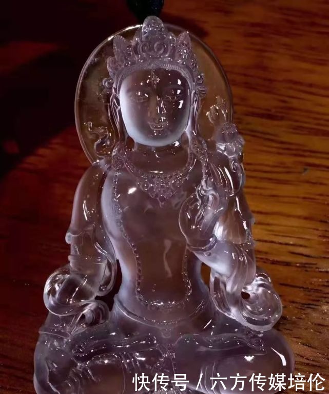 到底|挑翡翠,到底是越透越好,还是越绿越好?