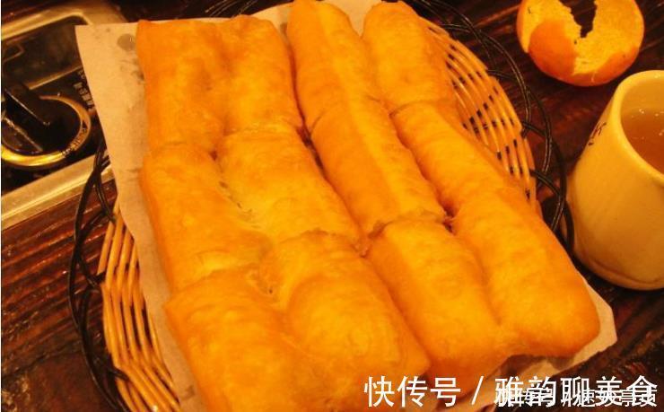 炸油条不要用泡打粉、小苏打，油条店都这样做，蓬松酥脆入口即化