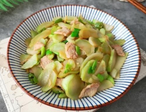 春季，遇见这菜别手软，简单炒一炒，营养互补，大人小孩都爱吃！