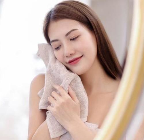 皮肤|刚打湿脸就急着抹洗面奶？难怪皮肤差还长痘，80%的人都在犯！