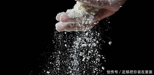 塑料袋|夏季存放面粉须知，简单1个小妙招，面粉不返潮发霉，也不易生虫