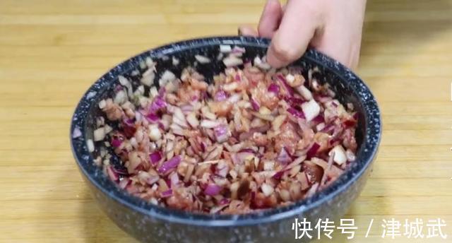 洋葱别总是炒着吃,试试这种新做法,实在太香了,营养开胃又解馋