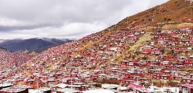 世界上最大的佛学院，隐藏在雪域高原的崇山峻岭中，令人震撼