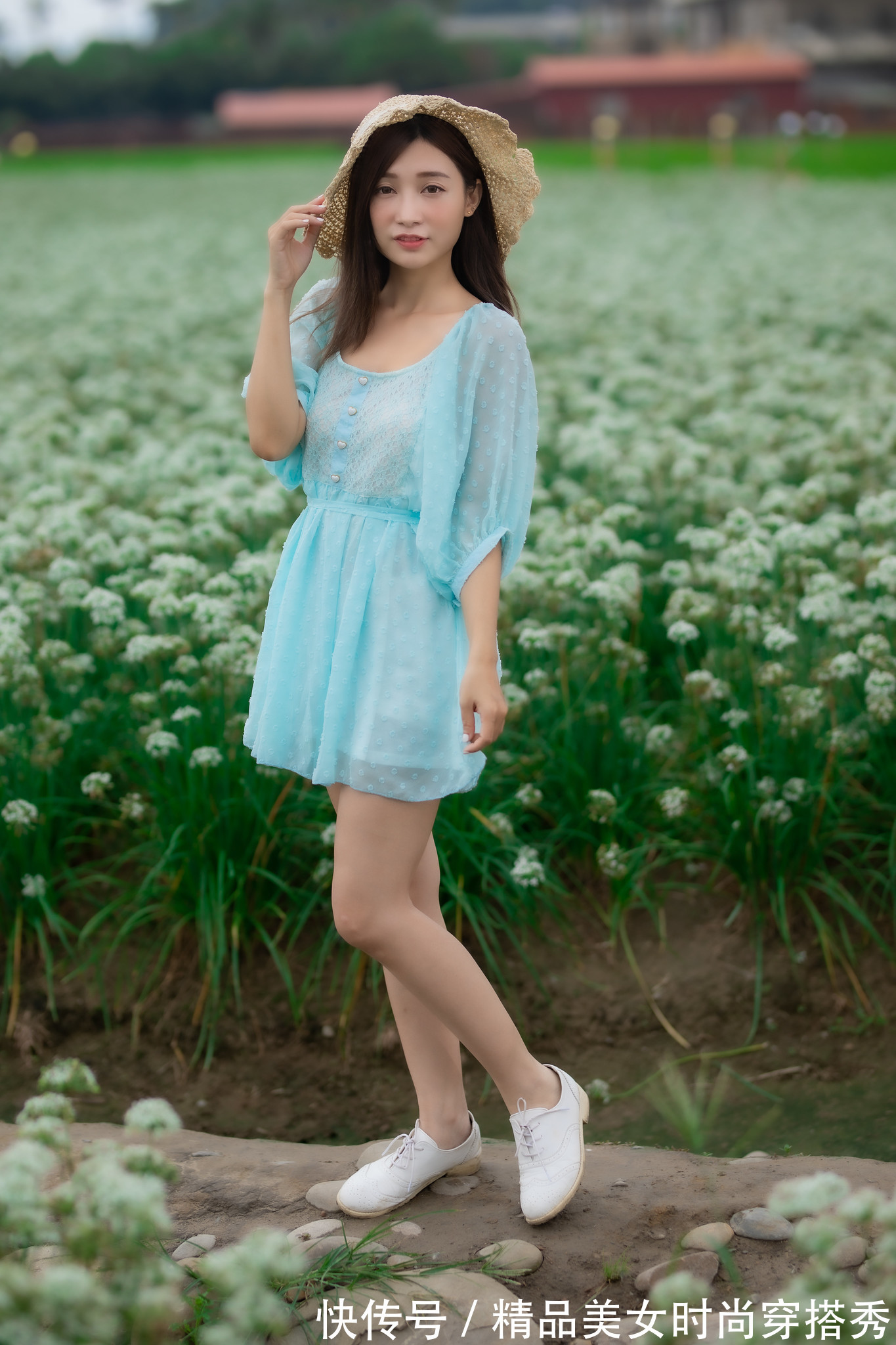 脱俗|衣服穿对了才是经典，深邃脱俗的淡雅连衣裙，优雅气质不凡