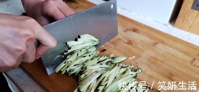 茄子|茄子我家最爱这样吃,不用蒸,不用炒,不凉拌,隔三差五不吃就馋
