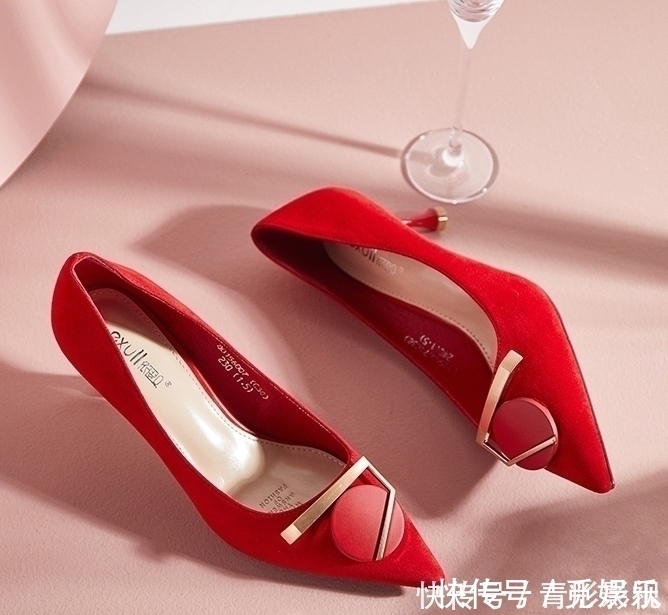 迷人 穿细跟鞋怕崴脚,穿粗跟鞋嫌不好看,4款优雅迷人的酒杯跟试试看