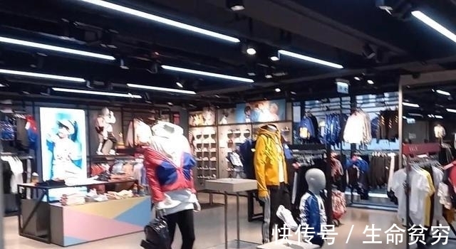 旺角 香港旺角波鞋街耐克店,200多港币一双都无人问津