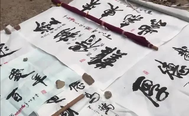 地摊经济|80岁老人“地摊书法”,内敛含蓄,有舒同神韵,专家:江湖体