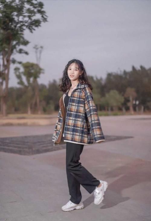 外套|美女造型真美，穿羊羔毛外套配牛仔裤简约时髦，休闲又大气！