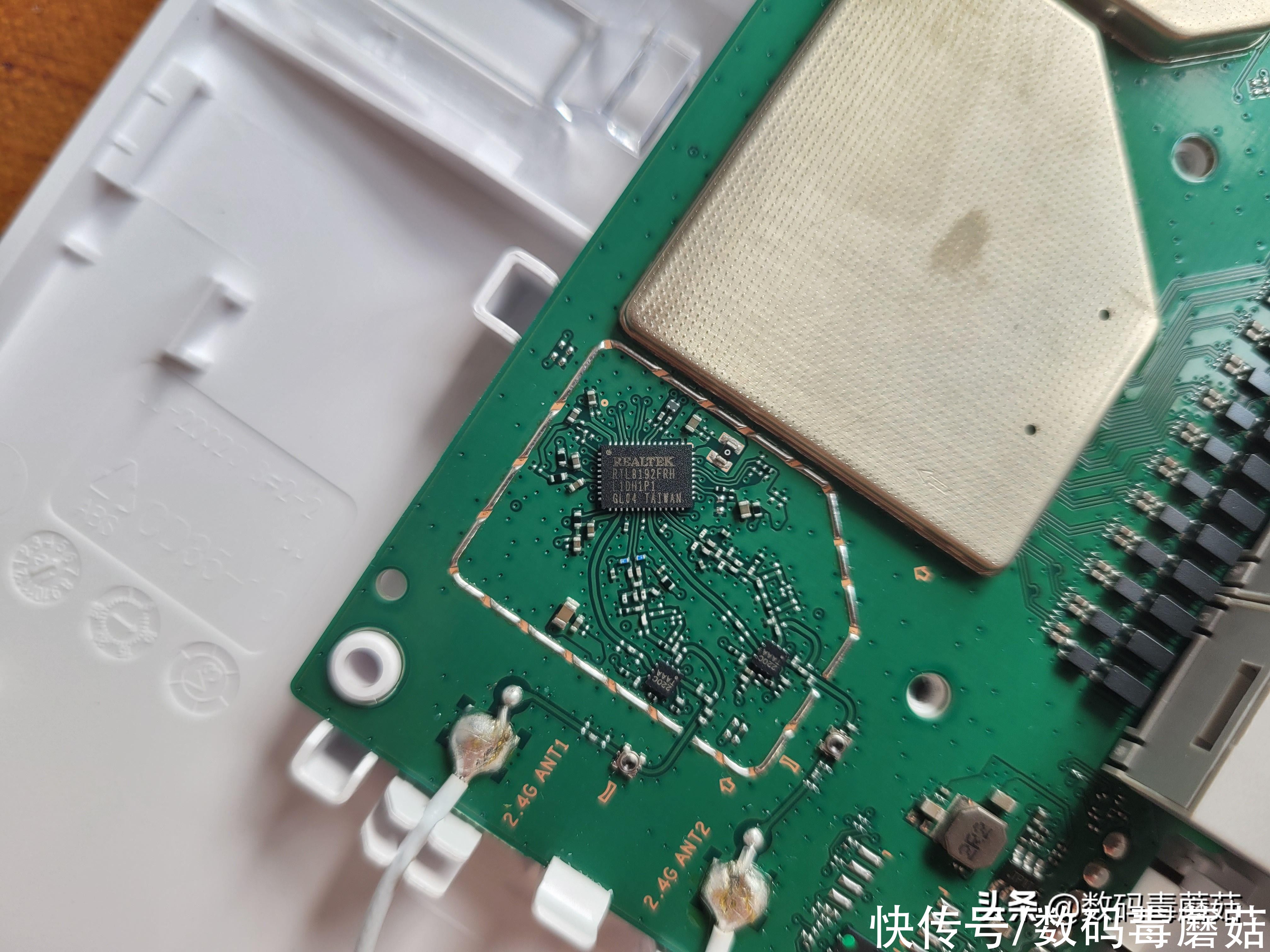 拆机|升级WiFi6，信号全覆盖——荣耀路由3 SE拆机报告