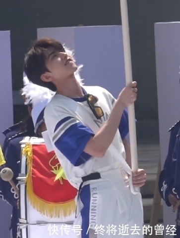 蔡徐坤今日《奔跑吧》路透来袭 运动会上的小小扛旗手甜度爆表可爱炸裂!