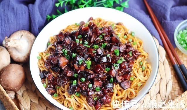 黄豆酱|夏天这样做面条，做一锅不够吃，酱香浓郁，面条劲道，好吃到舔盘