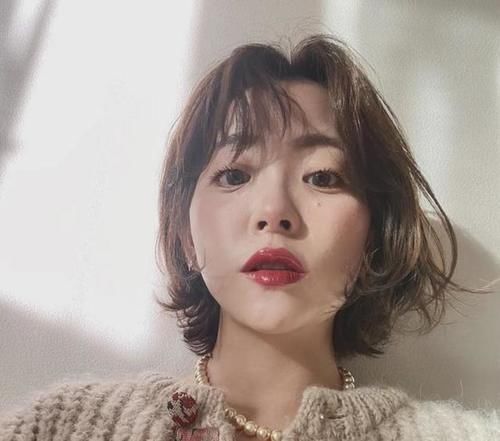 发丝|过了40岁的女人,别烫“大妈卷”,今年流行“波浪短发”,更减龄