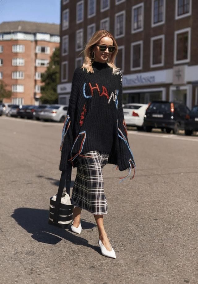 最近火了一条裙子叫：“呢子裙”，时髦显瘦，配大衣羽绒服就很美