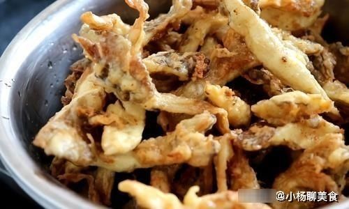 炸平菇时,有人用面粉有人用淀粉,大错特错!大厨教你最正确做法