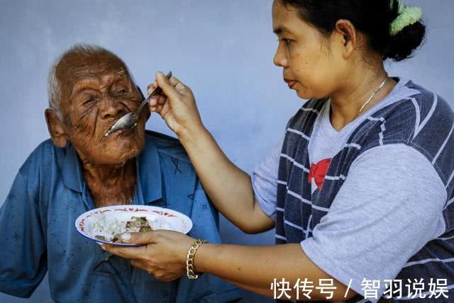 反思|被死神遗忘的147岁老人,儿女全部去世,长寿秘方让年轻人反思