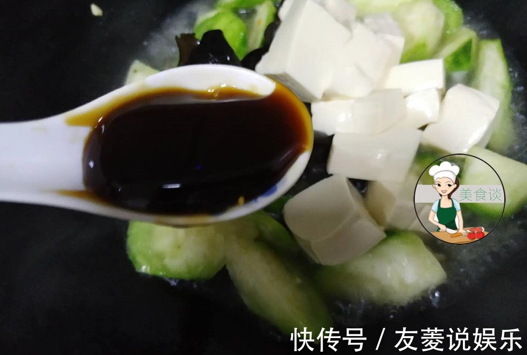 三样素菜一起炒，实在太鲜美了，隔三差五做给孩子吃，营养又美味