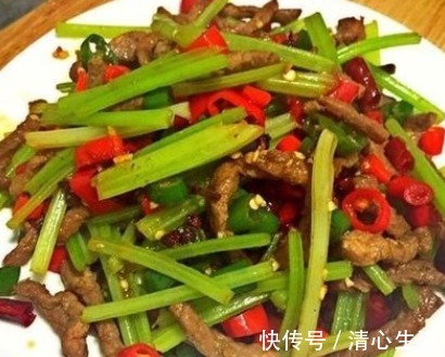 美味|芹菜跟它一起炒，鲜香美味开胃，隔三差五吃一次，2块钱做一大盘
