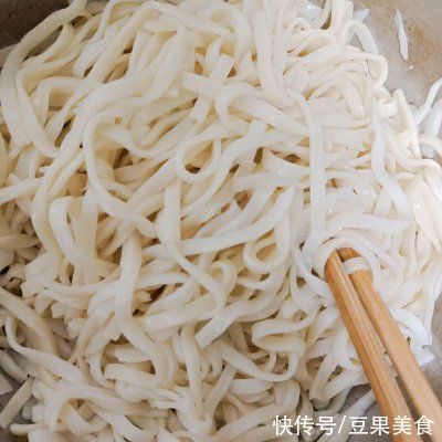 这道面条变身记-面条变披萨简单快手,超下饭