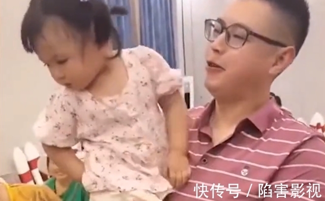 四川|四川一萌娃吃饭认错爸爸抱着不放,还上演贴脸“歪头杀”,太可爱
