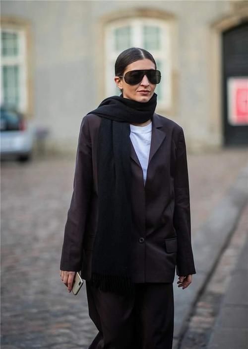 酷爱穿黑色大衣的女人！打破沉闷全靠它，时髦更显气质