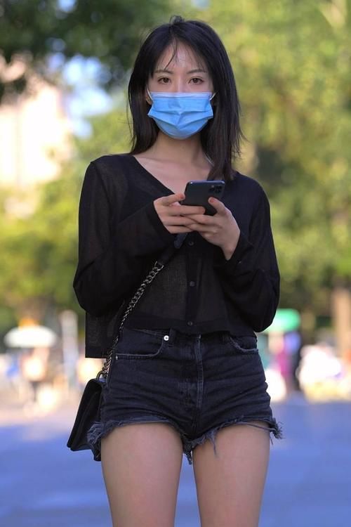 美女穿搭:牛仔裤热度不减,尽显清爽时尚,有考虑过别人的感受吗?