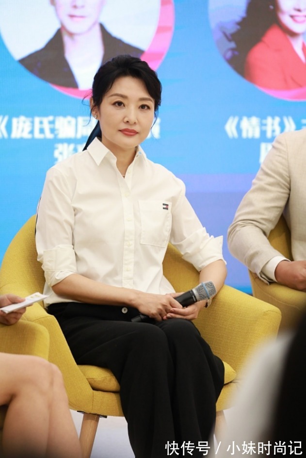 白色衬衫|周涛已经年过半百了，脸上皱纹虽明显，但穿搭还是那么有精气神