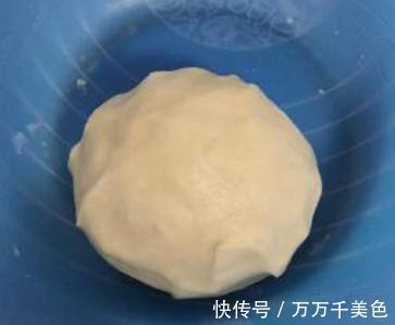 “蛋黄酥”还在买吗?教你这样做,个个酥到掉渣,香气真馋人!