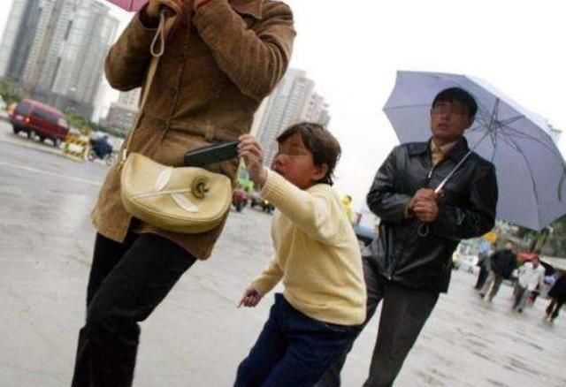 家长|“妈妈,我没有偷钱”,妈妈的动作,却让孩子再也没有醒来