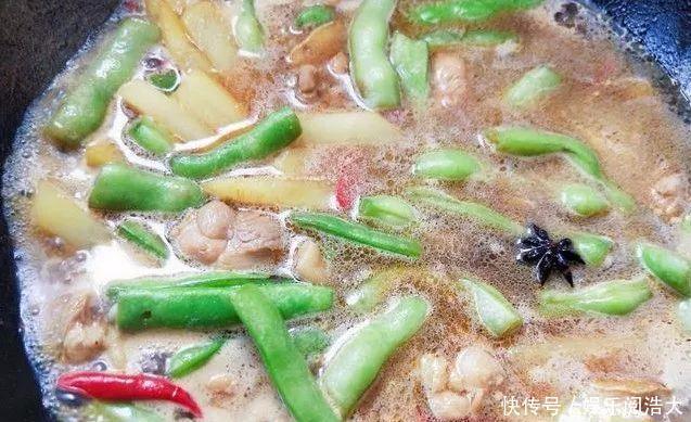 焖面|豆腐这样做比肉还香，不煎不炸，出锅连汤汁都不剩