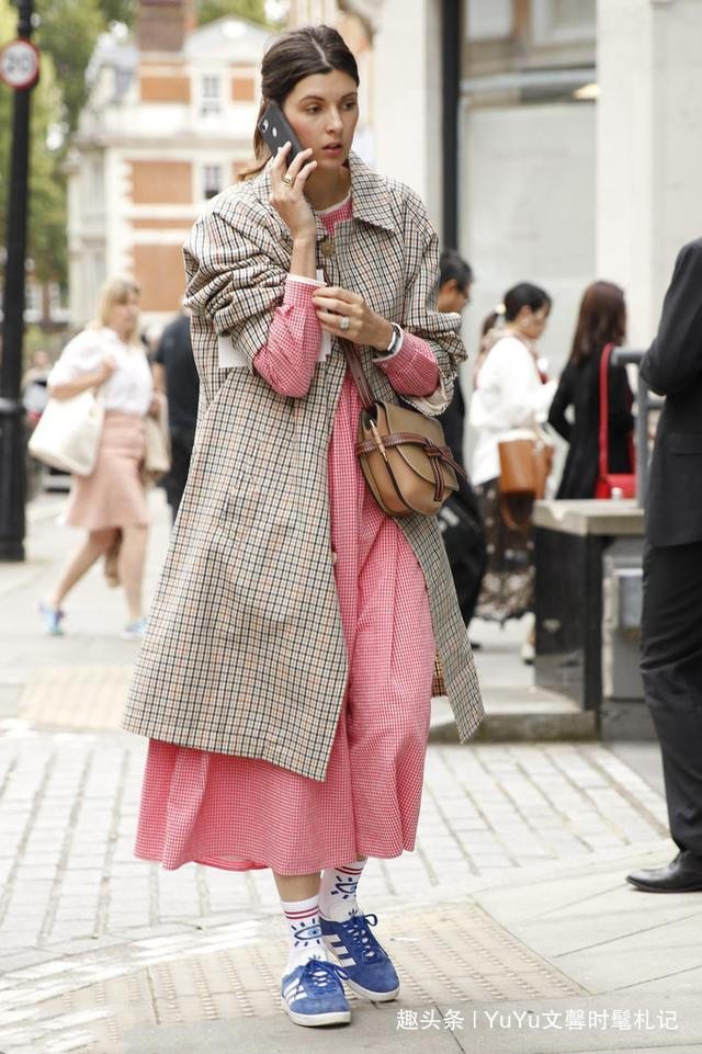 穿搭 连衣裙+高跟鞋过时了!聪明女人早已爱上平底鞋,减龄百搭又舒适