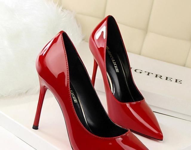 鞋型|矮个子不一定非要穿高跟鞋,今年流行这3双显高鞋,不累脚还时髦