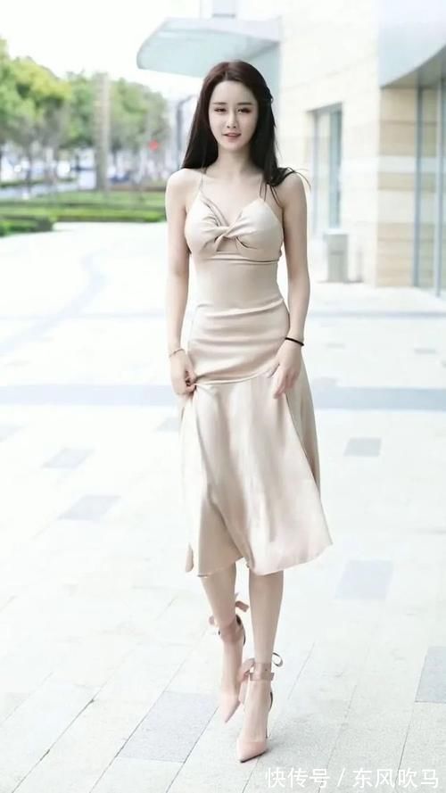 小姐姐 温柔淑女的小姐姐，穿一件杏色吊带裙，肤白似雪惹人爱