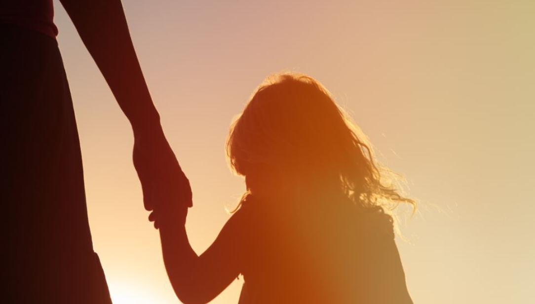 小夫妻|5岁男孩故意把青菜打翻在地,我让其道歉,孩子父母嫌弃我不懂事